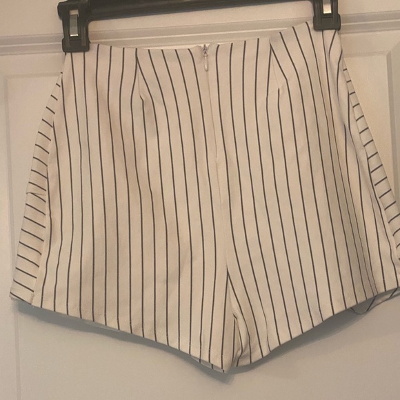 Lulus women’s small skort, cream with black stripes - Picture 2 of 7